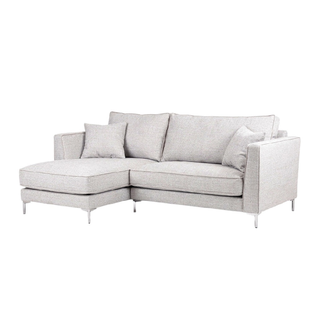 **Sofa narożny z szarym pokryciem i poduszkami**